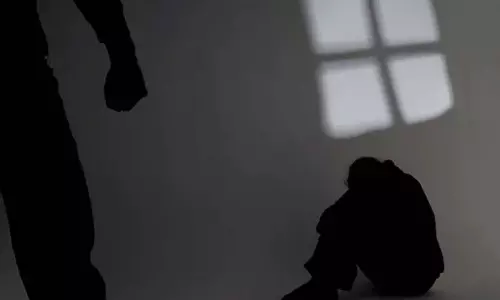 சிகிச்சைக்கு வந்த பெண்ணை மயக்க ஊசி போட்டு பலாத்காரம் செய்த டாக்டர்