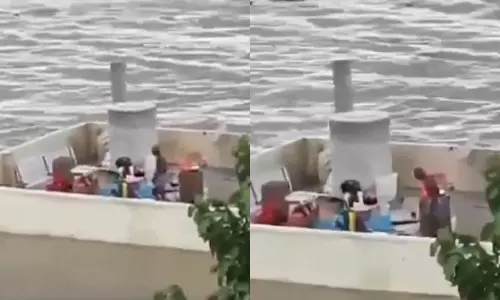 தெலுங்கானாவில் வெள்ளப்பெருக்கு: வீட்டு மொட்டை மாடியில் தவிக்கும் நபர்- வீடியோ