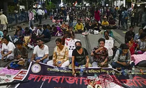 கொல்கத்தா போலீஸ் கமிஷனர் ராஜினாமா கோரி ஜூனியர் மருத்துவர்கள் விடிய விடிய போராட்டம்