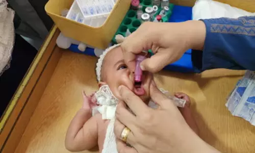 காசாவில் தொடர் தாக்குதலால் போலியோ சொட்டு மருந்து முகாம் பாதிப்பு