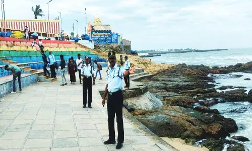 கன்னியாகுமரியில் 3-வதுநாளாக நீடிக்கும் கடல் சீற்றம்: சுற்றுலாப் பயணிகளுக்கு தடை