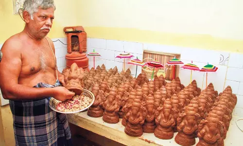 நெல்லை தொழிலாளியின் புது முயற்சி- களிமண்ணால் ஆன விதை விநாயகர் சிலைகள்