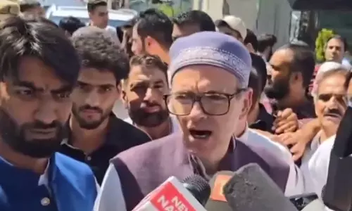 ஜம்மு காஷ்மீர் தேர்தல்: கண்டர்பால் தொகுதியில் வேட்புமனு தாக்கல் செய்தார் உமர் அப்துல்லா