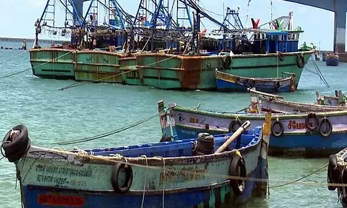 தமிழக மீனவர்கள் 4 பேரை சிறைபிடித்த இலங்கை கடற்படை