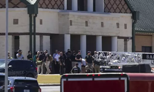 அமெரிக்காவில் 4 பேரை சுட்டுக்கொன்ற பள்ளி மாணவன்