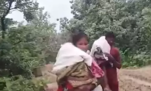 வாகன வசதி இல்லை.. மகன்கள் உடலை 15 கி.மீ. தோளில் தூக்கிச் சென்ற பெற்றோர்