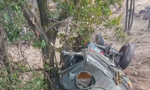 பள்ளத்தாக்கில் வாகனம் கவிழ்ந்து விபத்து- 4 ராணுவ வீரர்கள் பலி