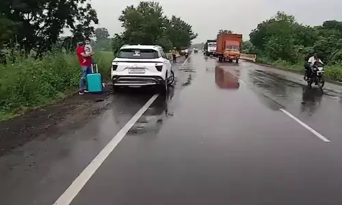 உ.பியில் மினி லாரி மீது பேருந்து மோதி விபத்து- 12 பேர் உயிரிழப்பு