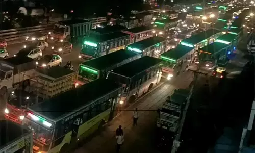 சொந்த ஊருக்கு படையெடுத்த பொதுமக்கள்- போக்குவரத்து நெரிசல்