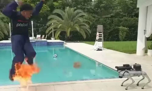 எஜமானரை துப்பாக்கியால் சுட்ட ரோபோ நாய்- வீடியோ வைரல்