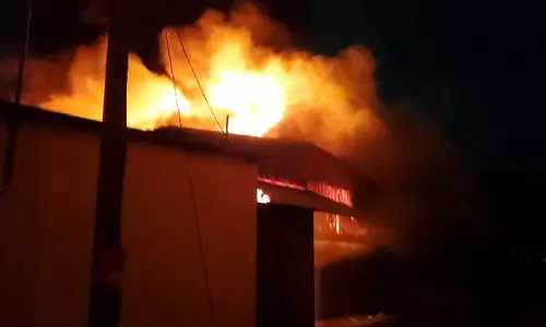 மாங்காடு அருகே பர்னிச்சர் கம்பெனியில் தீவிபத்து...