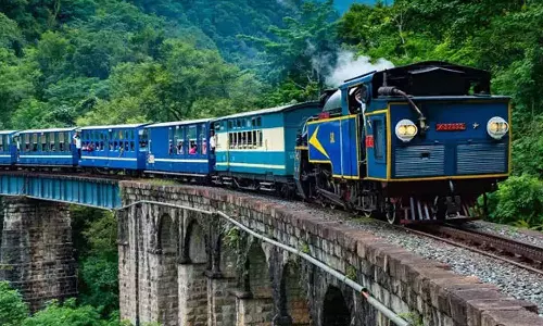 குன்னூர்-ஊட்டி இடையே சிறப்பு மலை ரெயில் இயக்கம்- சுற்றுலா பயணிகள் உற்சாகம்
