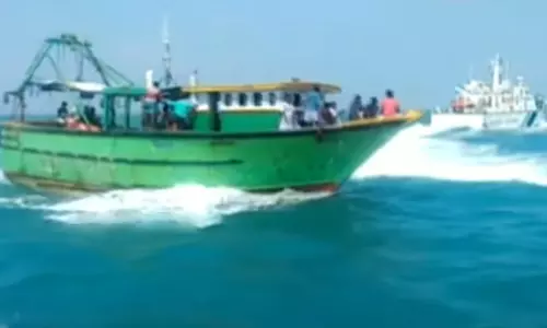 தொடரும் அட்டூழியம்.. எல்லைத் தாண்டி மீன் பிடித்ததாக 14 மீனவர்களை கைது செய்த இலங்கை கடற்படை