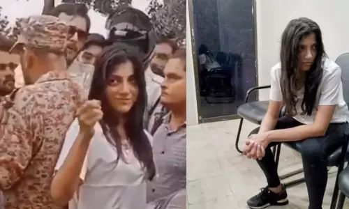 இரண்டு பேரை கார் ஏற்றி கொன்ற பிறகு வில்லத்தனமாக சிரித்த தொழிலதிபரின் மனைவி - வீடியோவும் பின்னணியும்