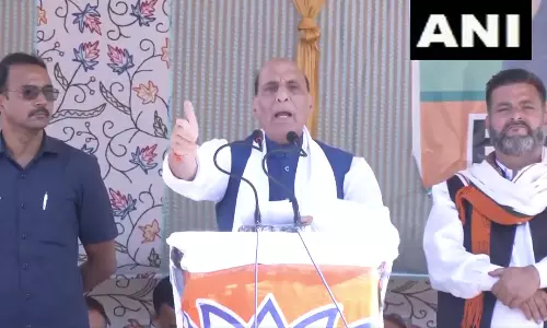 கைத்துப்பாக்கி வைத்திருந்த கைகளில் மடிக்கணினி: காஷ்மீரில் ராஜ்நாத் சிங் பேச்சு