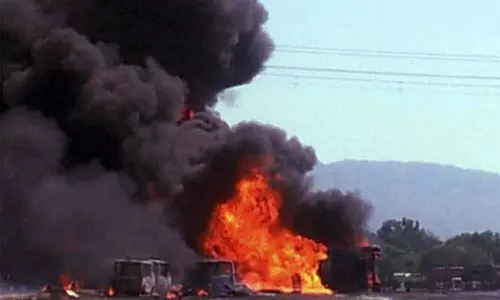 எரிபொருள் ஏற்றிச்சென்ற லாரி மீது மற்றொரு லாரி மோதி விபத்து - 48 பேர் பலி