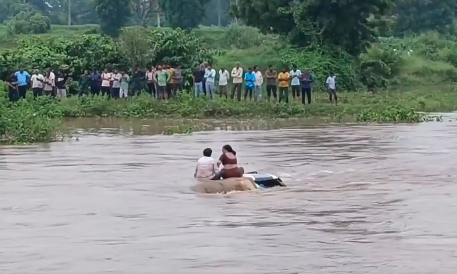 ஆற்றில் அடித்துச்செல்லப்பட்ட காரின் மேற்கூரையில் 2 மணி நேரம் சிக்கித்தவித்த தம்பதி ஆற்றில் அடித்துச்செல்லப்பட்ட காரின் மேற்கூரையில் 2 மணி நேரம் சிக்கித்தவித்த தம்பதி
