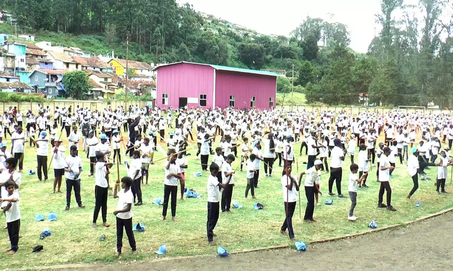 78 நிமிடங்கள் விடாமல் சிலம்பம் சுற்றி உலக சாதனை நிகழ்த்திய 1200 மாணவர்கள்