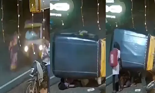 கவிழ்ந்த ஆட்டோவை முழு பலத்துடன் தூக்கி தாயை காப்பாற்றிய பள்ளி மாணவி- வீடியோ