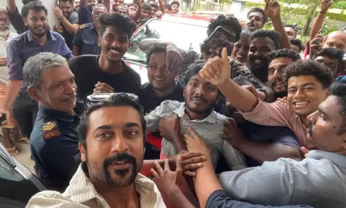 சுத்துப்போட்ட ரசிகர்கள் - கூலாக செல்ஃபி எடுத்துக் கொண்ட சூர்யா