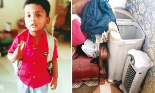 கொலை செய்யப்பட்ட குழந்தை சஞ்சயையும், அவனது உடல் கிடந்த வாஷிங் மெஷினையும் படத்தில் காணலாம்.