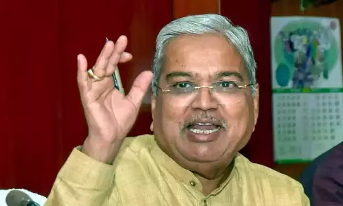 மாணவர்கள் கழிவறையை சுத்தம் செய்வதில் தவறு இல்லை- கர்நாடக எம்.பி. பேச்சால் சர்ச்சை