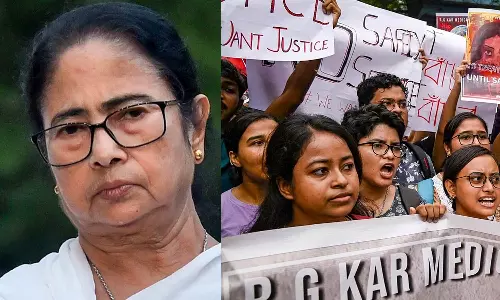 முதல்வர் மம்தா பானர்ஜி பொய் சொல்கிறார்: பெண் டாக்டரின் பெற்றோர் குற்றச்சாட்டு