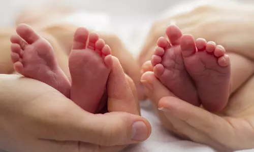 ரத்த புற்றுநோயுடன் போராட்டம்... இரட்டை குழந்தைகளை பெற்றெடுத்த இளம்பெண்