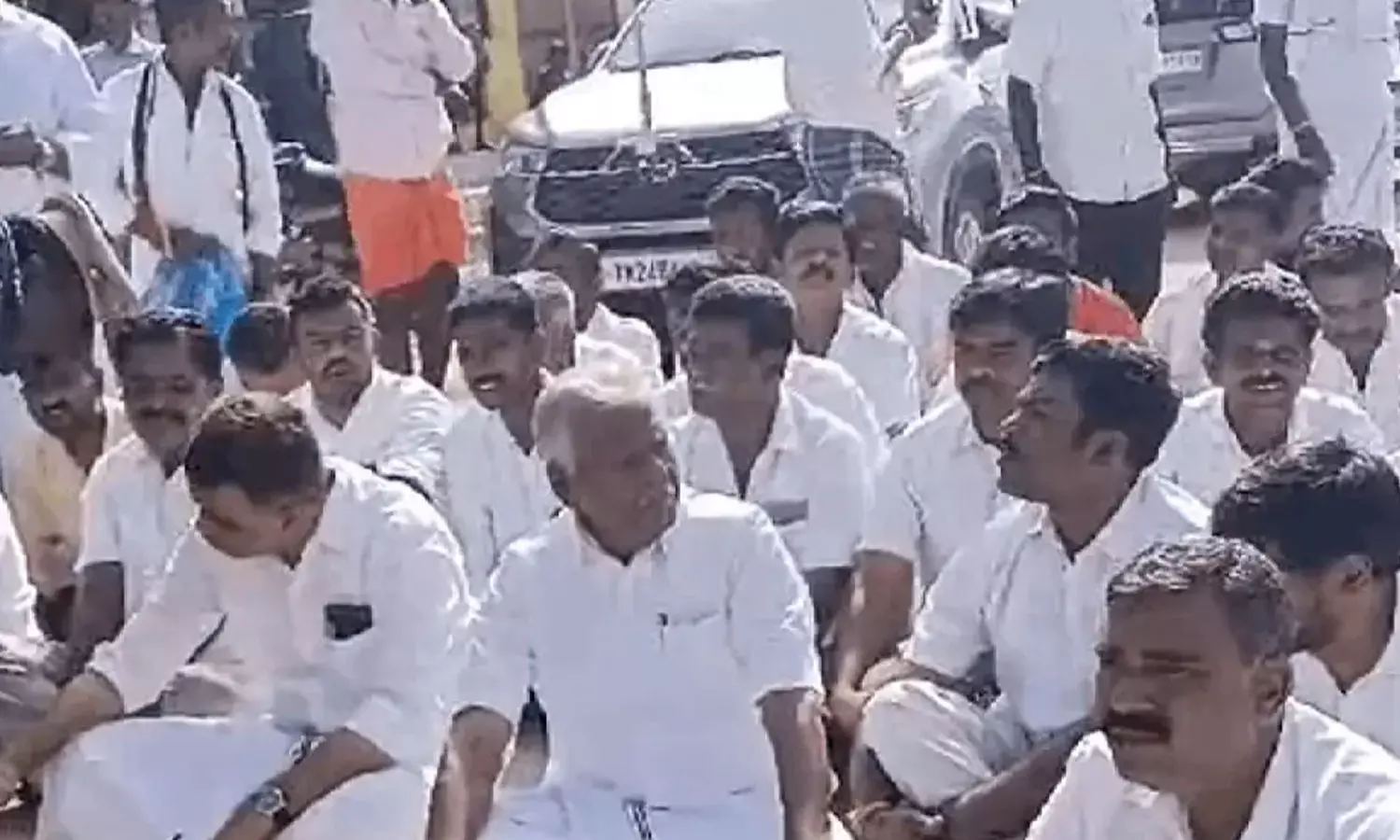 ஓசூரில் அதிமுக எம்எல்ஏக்கள் சாலை மறியல் ஓசூரில் அதிமுக எம்எல்ஏக்கள் சாலை மறியல்