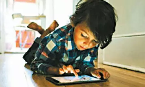 டிஜிட்டல் திரையில் அதிக நேரம் செலவிடும் குழந்தைகளுக்கு மெய்நிகர் ஆட்டிச பாதிப்பு ஏற்படுமா? நிபுணர்கள் விளக்கம்