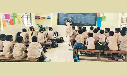 போராட்டத்திற்கு சென்ற ஆசிரியர்கள்: பள்ளியில் பாடம் நடத்தி அசத்திய மாணவ-மாணவிகள்