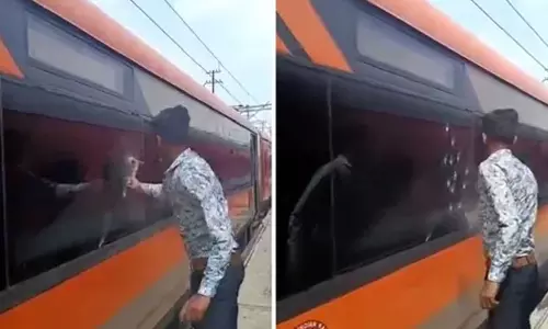 வந்தே பாரத் ரெயிலின் ஜன்னலை சுத்தியல் கொண்டு உடைத்த வாலிபர்... வீடியோ வைரல்
