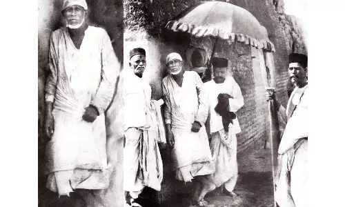 பாபாவின் உடையை பெற காத்திருந்த பக்தர்கள்