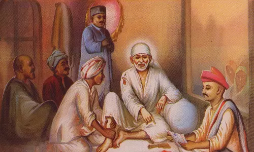 பக்தர் கொடுத்த பையை பத்திரமாக வைத்துக் கொண்ட சாய்