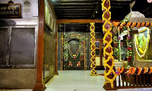 சாவடியில் இன்றும் தொடரும் பாபா பட ஊர்வலம்