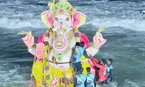 கவர்னர் தலைக்கு மேல் சுற்றிய விநாயகர் சிலை - புதுச்சேரியில் பரபரப்பு