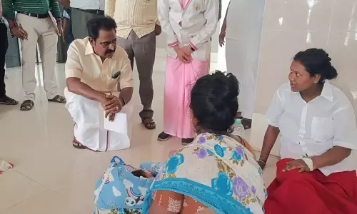 பிரசவித்த பெண்கள் பச்சிளம் குழந்தைகளோடு தரையில் அமர்ந்திருப்பதாக புகார்