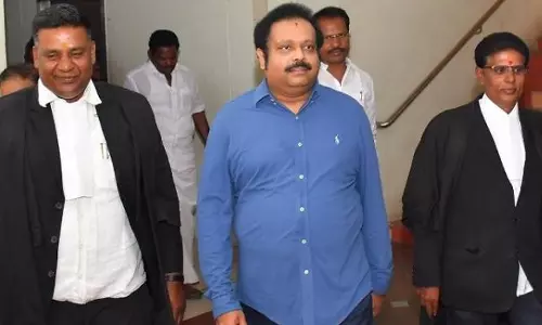 வேலூர் கோர்ட்டில் கதிர் ஆனந்த் ஆஜர்