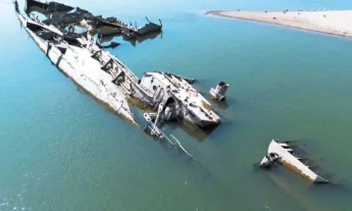 ஆறு வறண்ட நிலையில் போர்க்கப்பல்களின் சிதைவுகள் தென்பட்ட காட்சி.