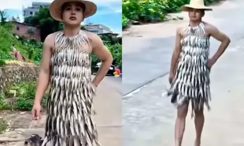 மீன்களே உடையாக... ரோட்டில் பேஷன்ஷோ நடத்திய பெண்... வீடியோ