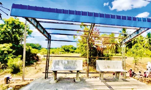 மதுரை அருகே பஸ் நிறுத்த மேற்கூரையை திருடிச்சென்ற கும்பல்