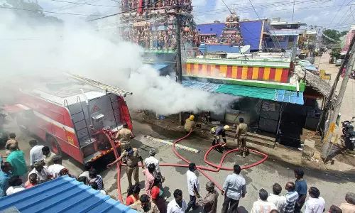 சுப்ரமணிய சாமி முருகன் கோவில் அருகே 2 கடைகள் தீப்பிடித்து எரிந்து சேதம்