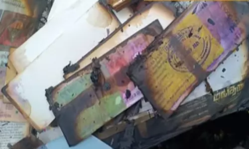 சாலையில் தீப்பிடித்து எரிந்த காரில் கட்டுக்கட்டாக ரூ.2000 நோட்டுகள்- போலீஸ் விசாரணை