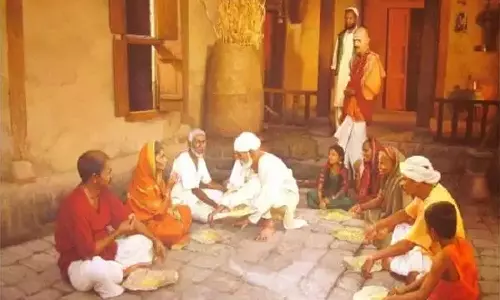 பக்தர்களுக்காக உணவு சமைத்த பாபா