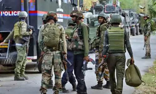 காஷ்மீரில் 2 பயங்கரவாதிகள் சுட்டுக்கொலை