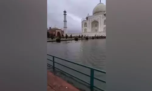 ஆக்ராவில் கனமழை - தாஜ்மஹாலை சூழ்ந்த வெள்ளம்
