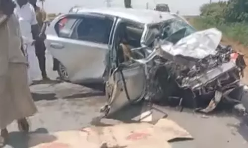 தேவகோட்டை அருகே வேன் மீது கார் மோதி பயங்கர விபத்து- 4 பேர் உயிரிழப்பு