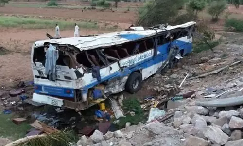 பள்ளத்தாக்கில் பேருந்து கவிழ்ந்து விபத்து- 6 பேர் உயிரிழப்பு