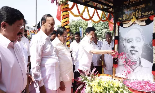 பேரறிஞர் அண்ணா பிறந்தநாள்: முதலமைச்சர் மு.க.ஸ்டாலின் மலர்தூவி மரியாதை