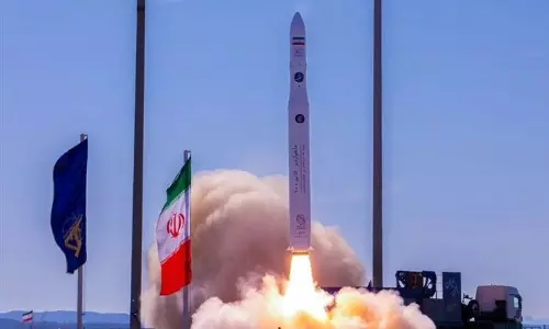 புதிய சாட்டிலைட்டை வெற்றிகரமாக விண்ணில் நிலைநிறுத்திய ஈரான்.. அமெரிக்கா பதறுவது ஏன்?